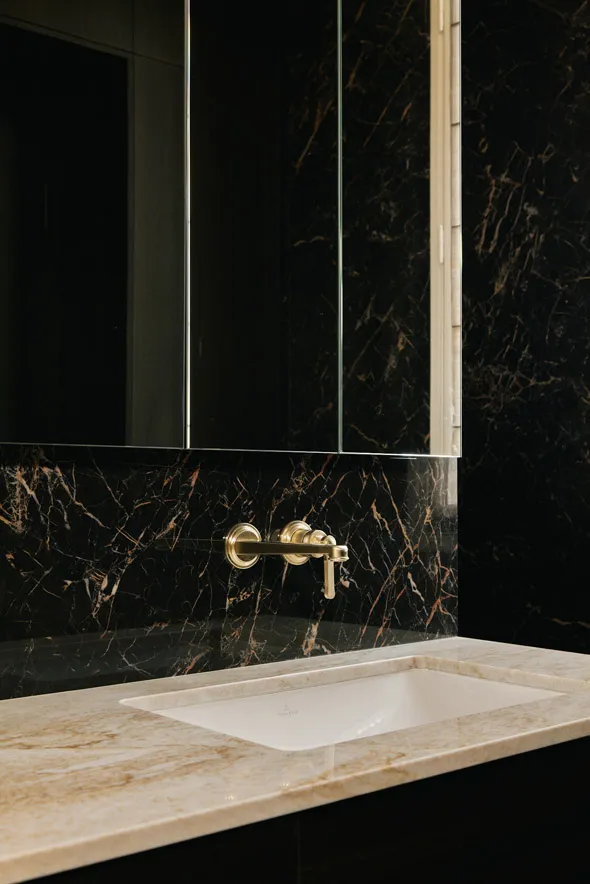 Tête de lit sur mesure avec miroirs bronze intégrés et finitions en laiton, design sophistiqué pour une suite parentale élégante signée Xavier Lemoine Architecture