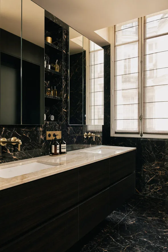 Tête de lit sur mesure avec miroirs bronze intégrés et finitions en laiton, design sophistiqué pour une suite parentale élégante signée Xavier Lemoine Architecture