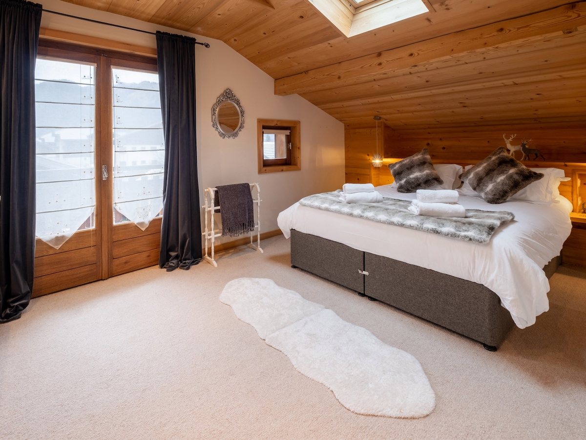 Bedroom 1 with king bed at Chalet Bolay, Montriond near Morzine