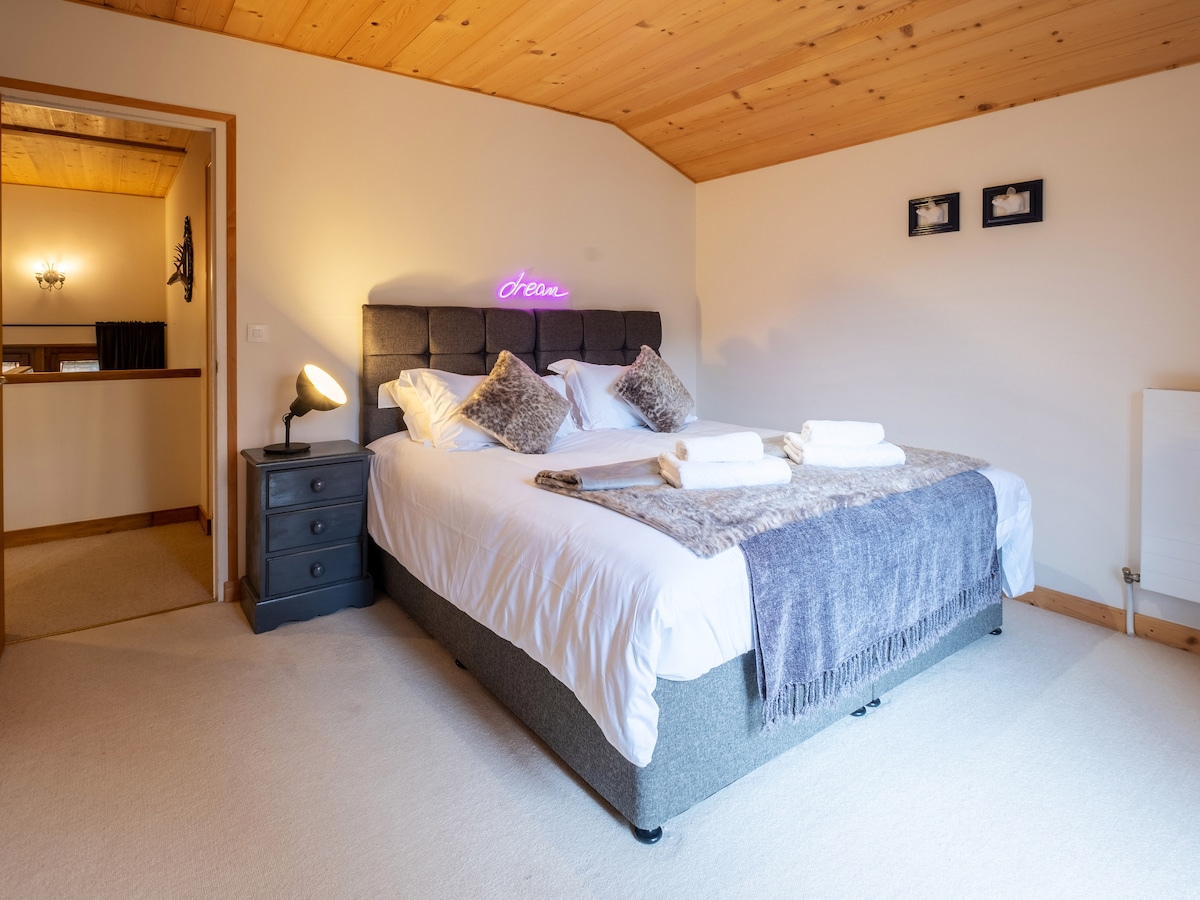 Bedroom 2 with twin or king beds at Chalet Bolay, Montriond near Morzine