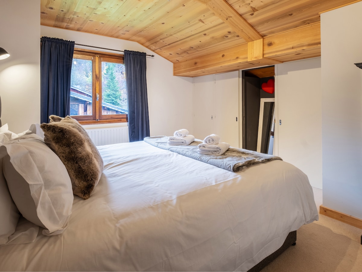 Bedroom 3 with twin beds at Chalet Bolay, Montriond near Morzine