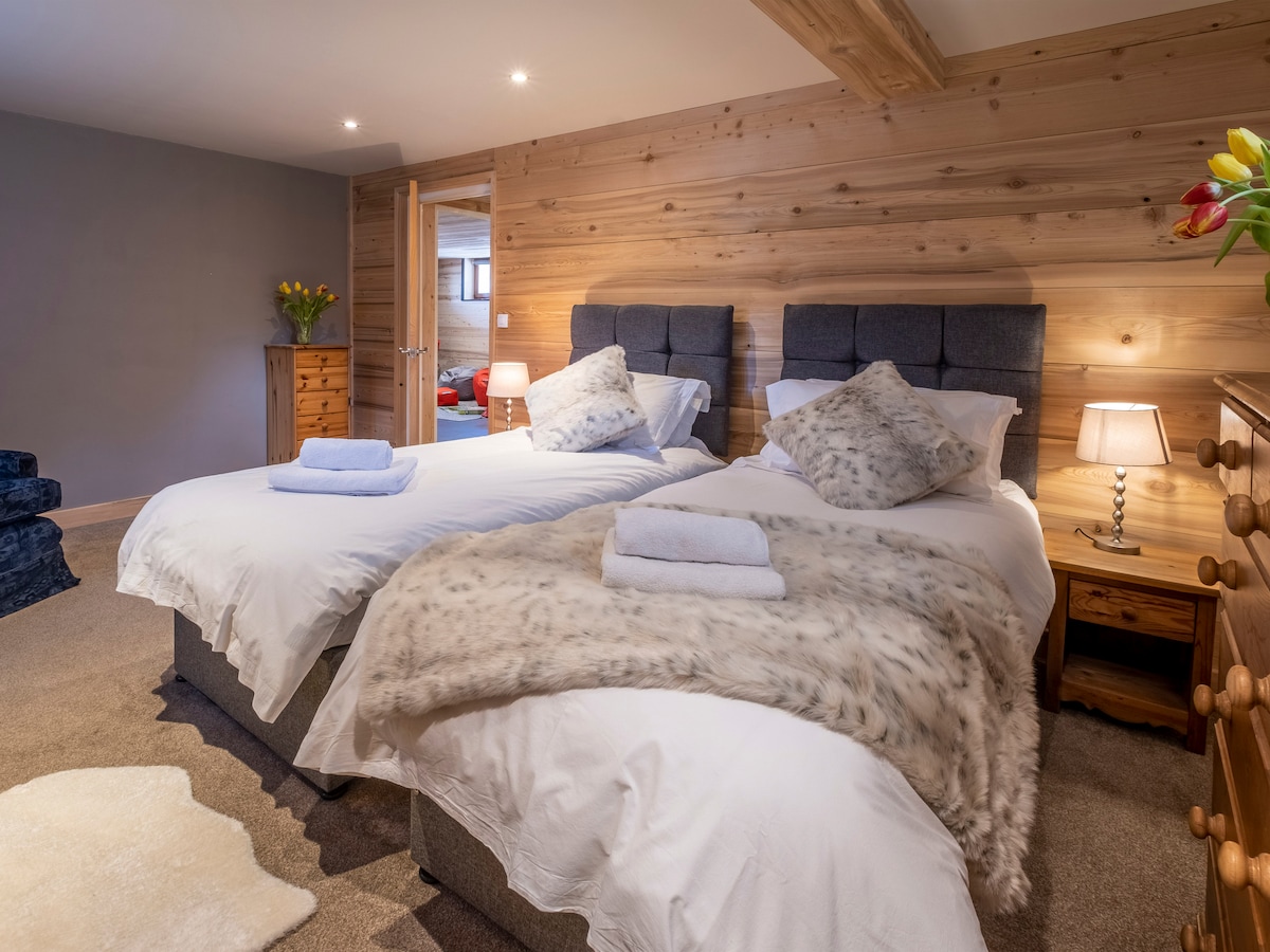 Bedroom 4 with twin or king beds at Chalet Bolay, Montriond near Morzine
