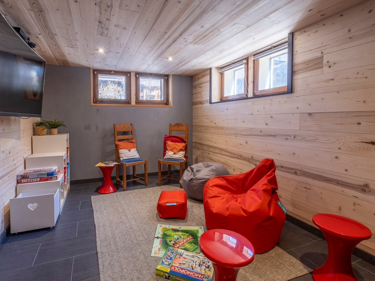 Games room with table tennis at Chalet Bolay, Montriond near Morzine