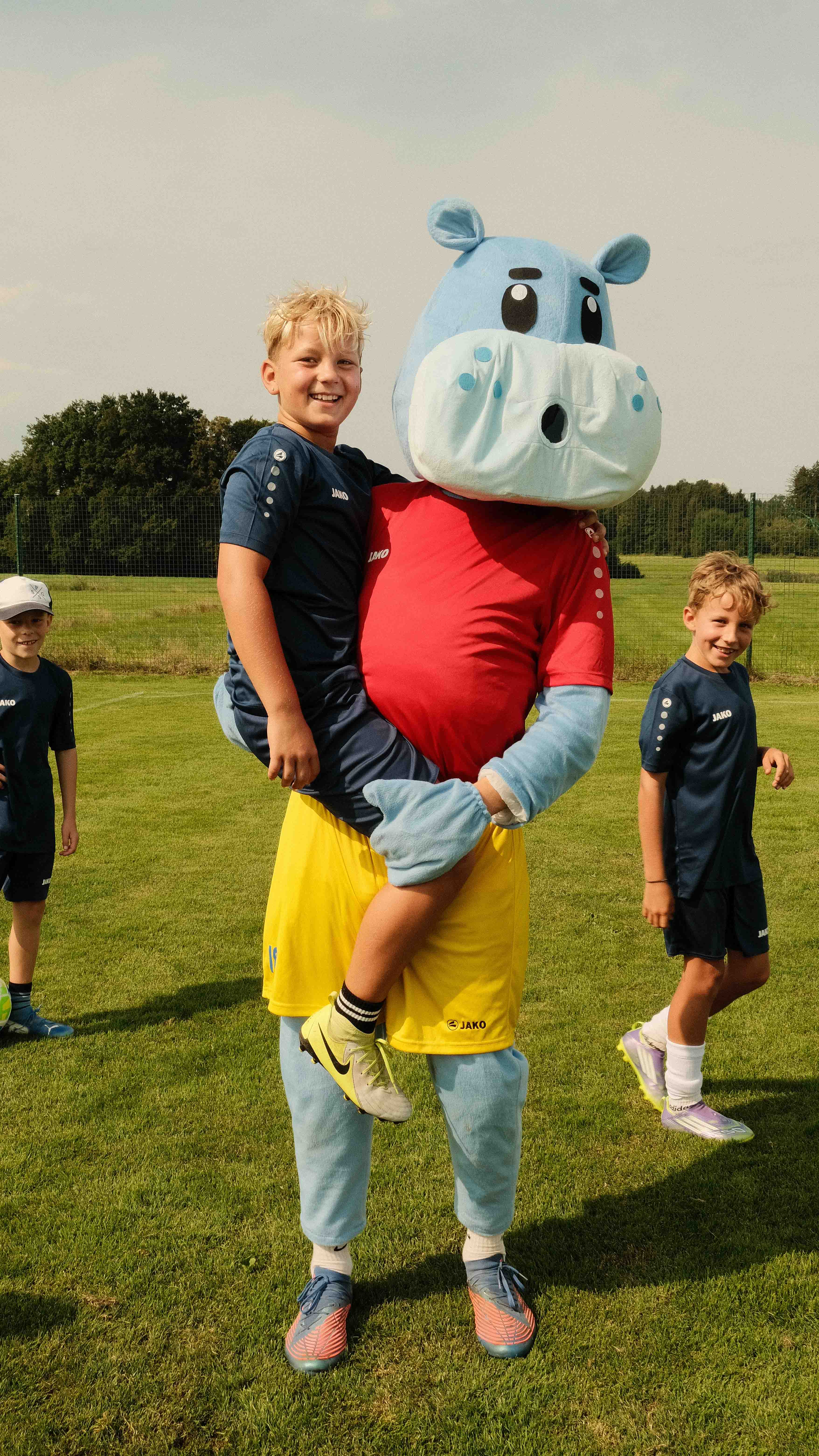 Kind spielt Fußball