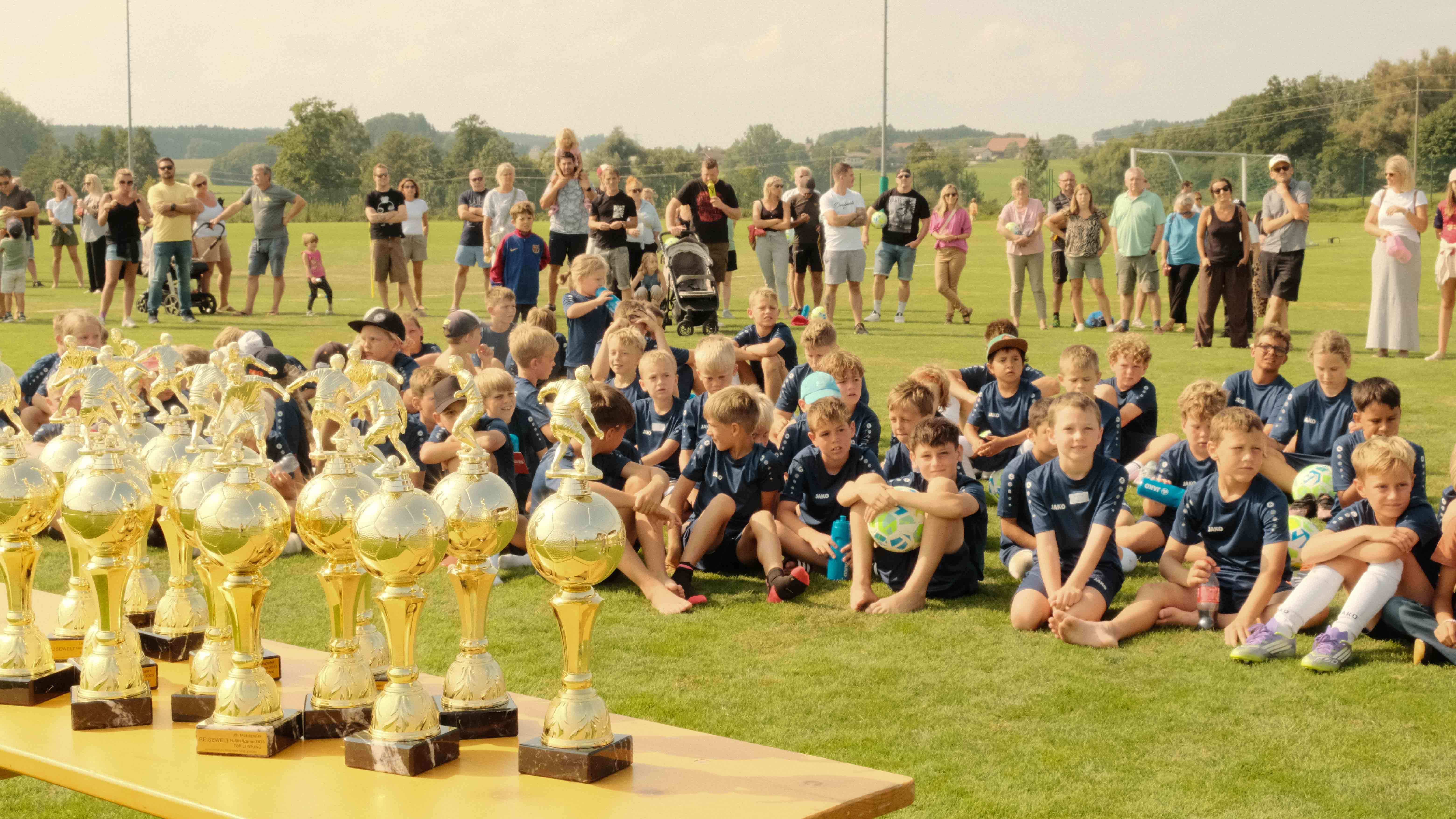 Kinder spielen Fußball
