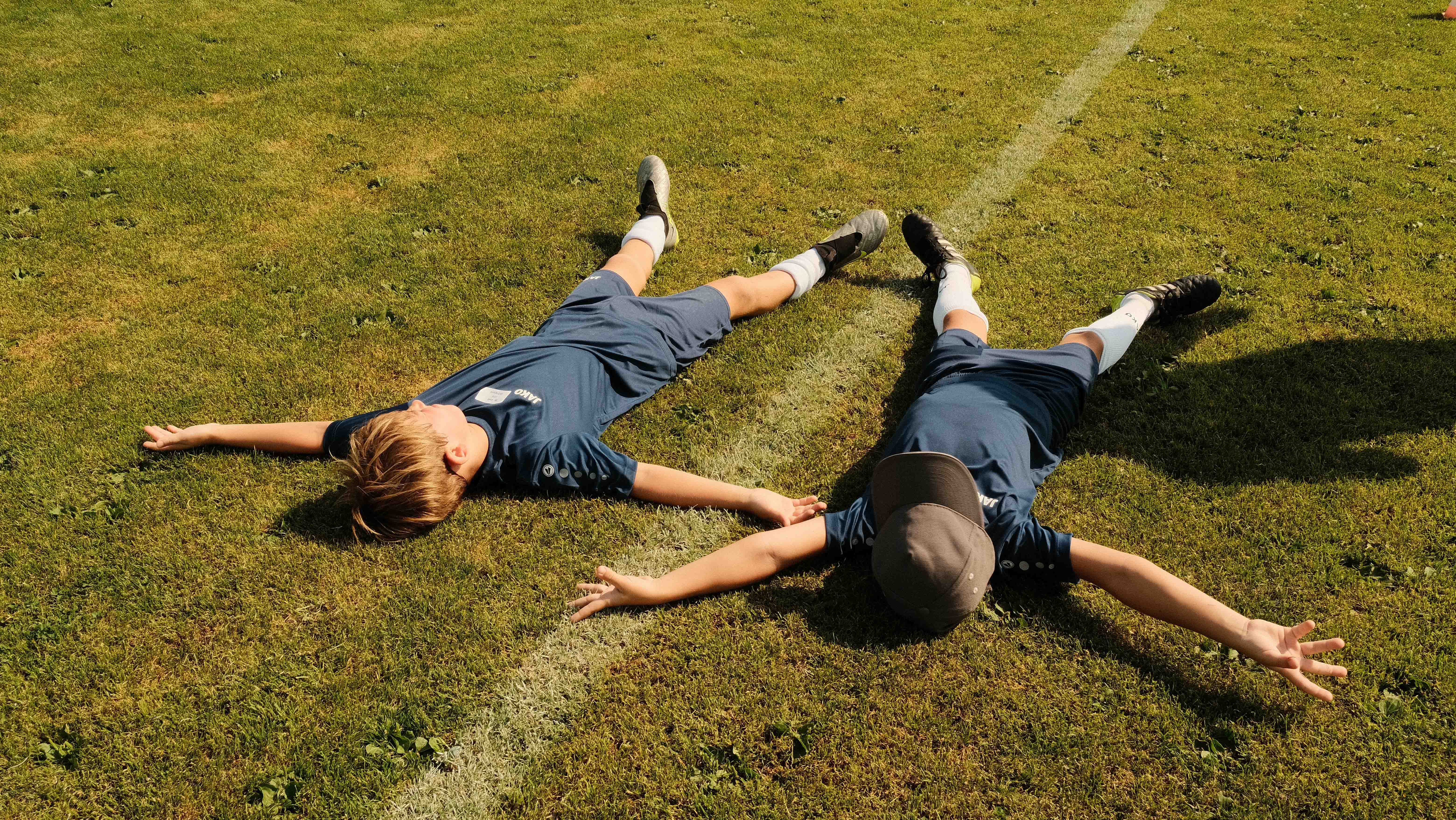 Kinder spielen Fußball