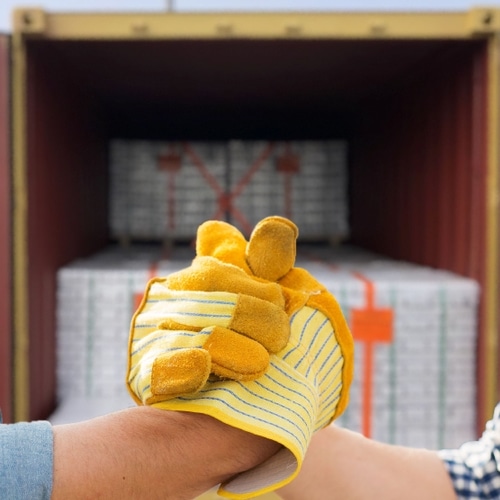 Handshake vorm Remag Container