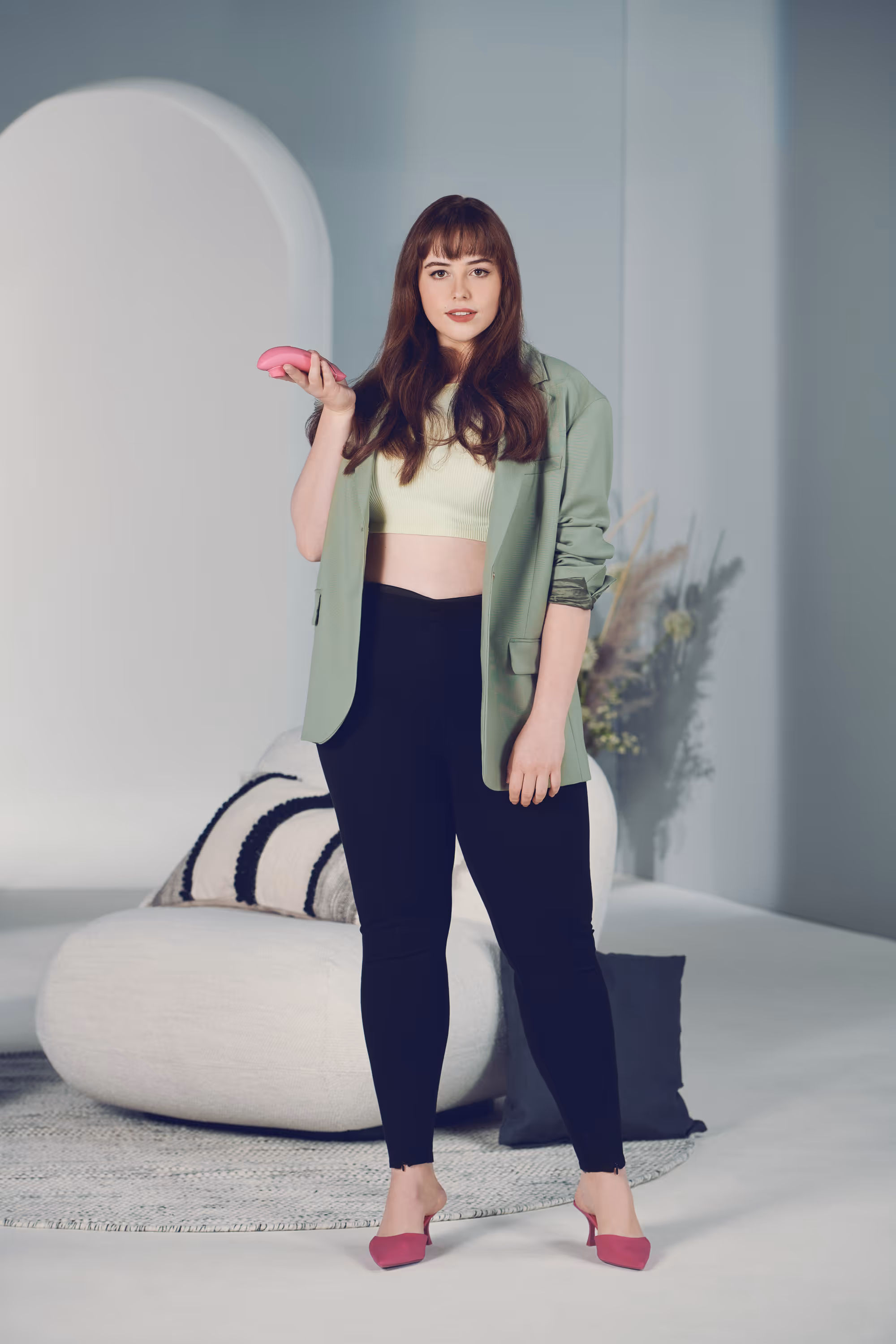 TV-Werbespot und Photoshoot für den Launch des Flagship-Produkts Premium 2 von Womanizer in einem minimalistischen Setdesign.