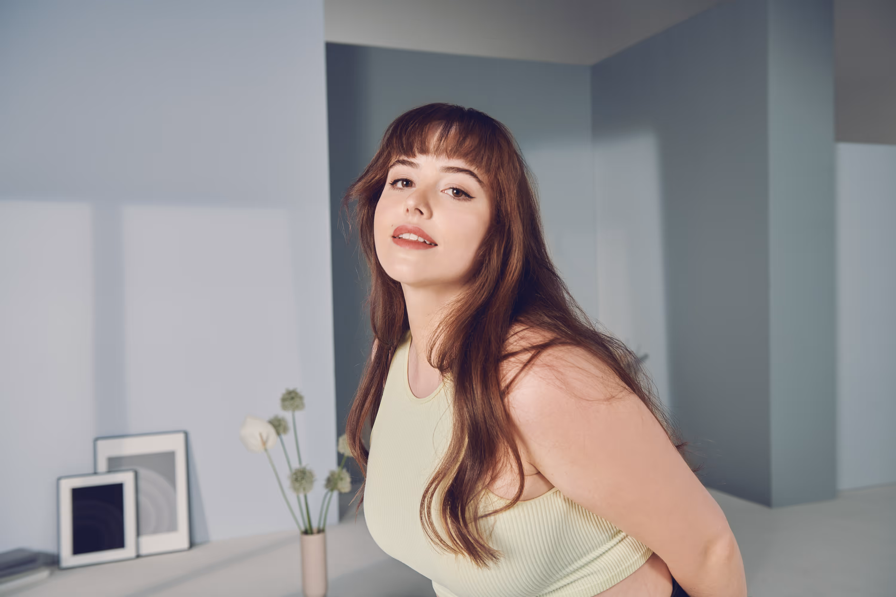TV-Werbespot und Photoshoot für den Launch des Flagship-Produkts Premium 2 von Womanizer in einem minimalistischen Setdesign.