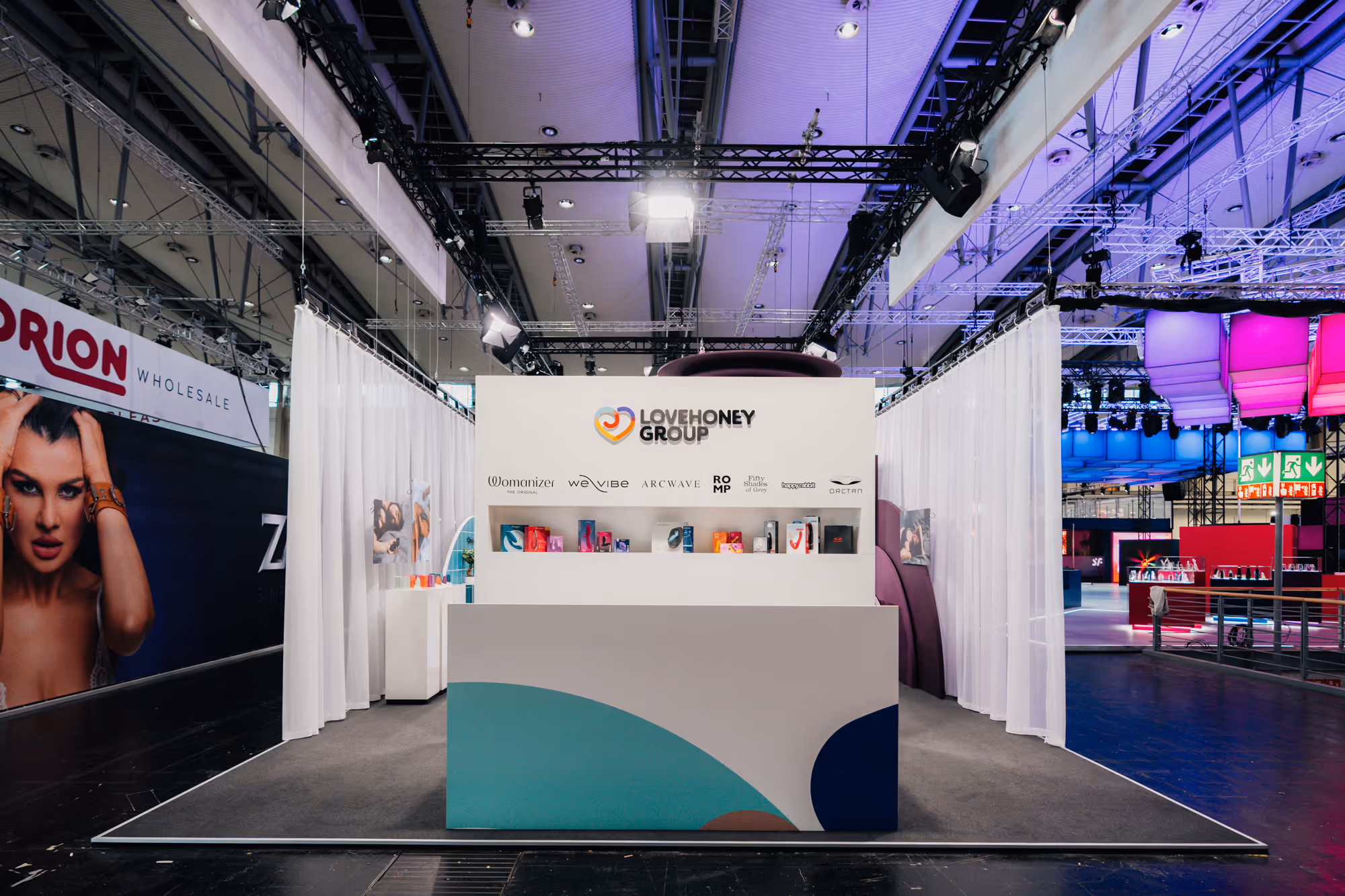 Ansichten des Lovehoney Group Messestandes auf der internationalen B2B-Messe erofame 2023 in Hannover.