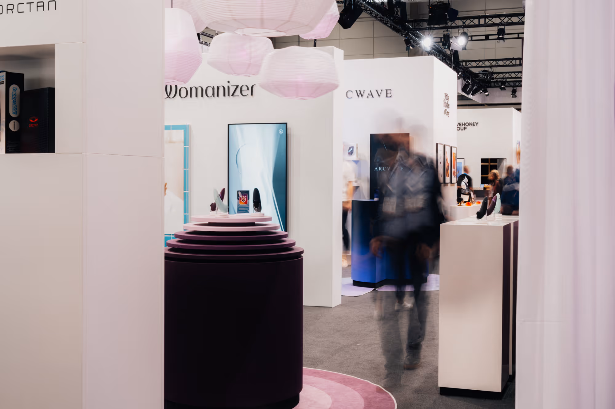 Ansichten des Lovehoney Group Messestandes auf der internationalen B2B-Messe erofame 2023 in Hannover.