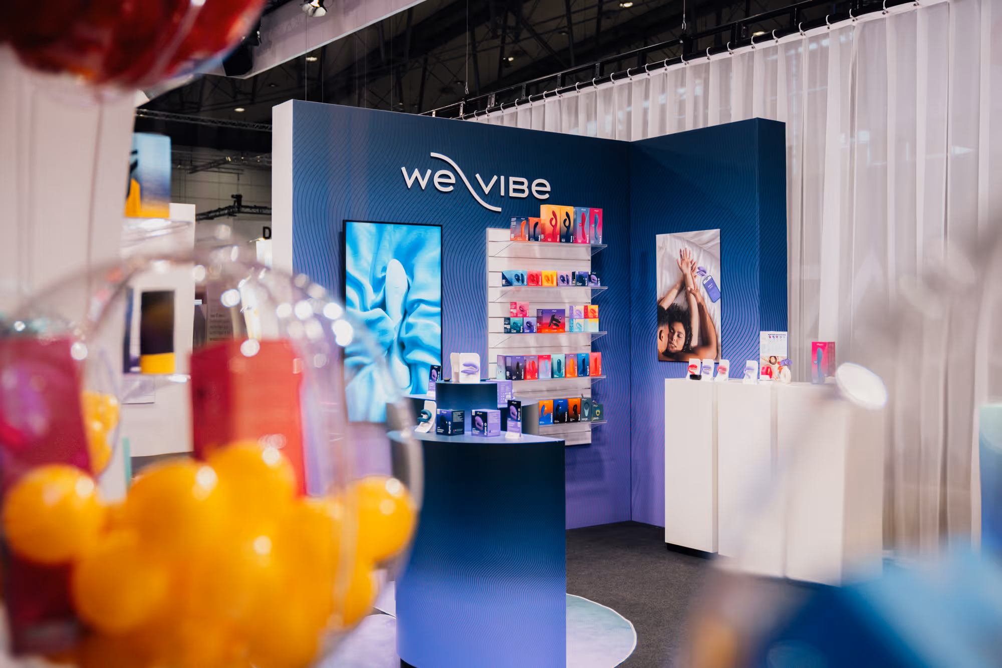 Ansichten des Lovehoney Group Messestandes auf der internationalen B2B-Messe erofame 2023 in Hannover.