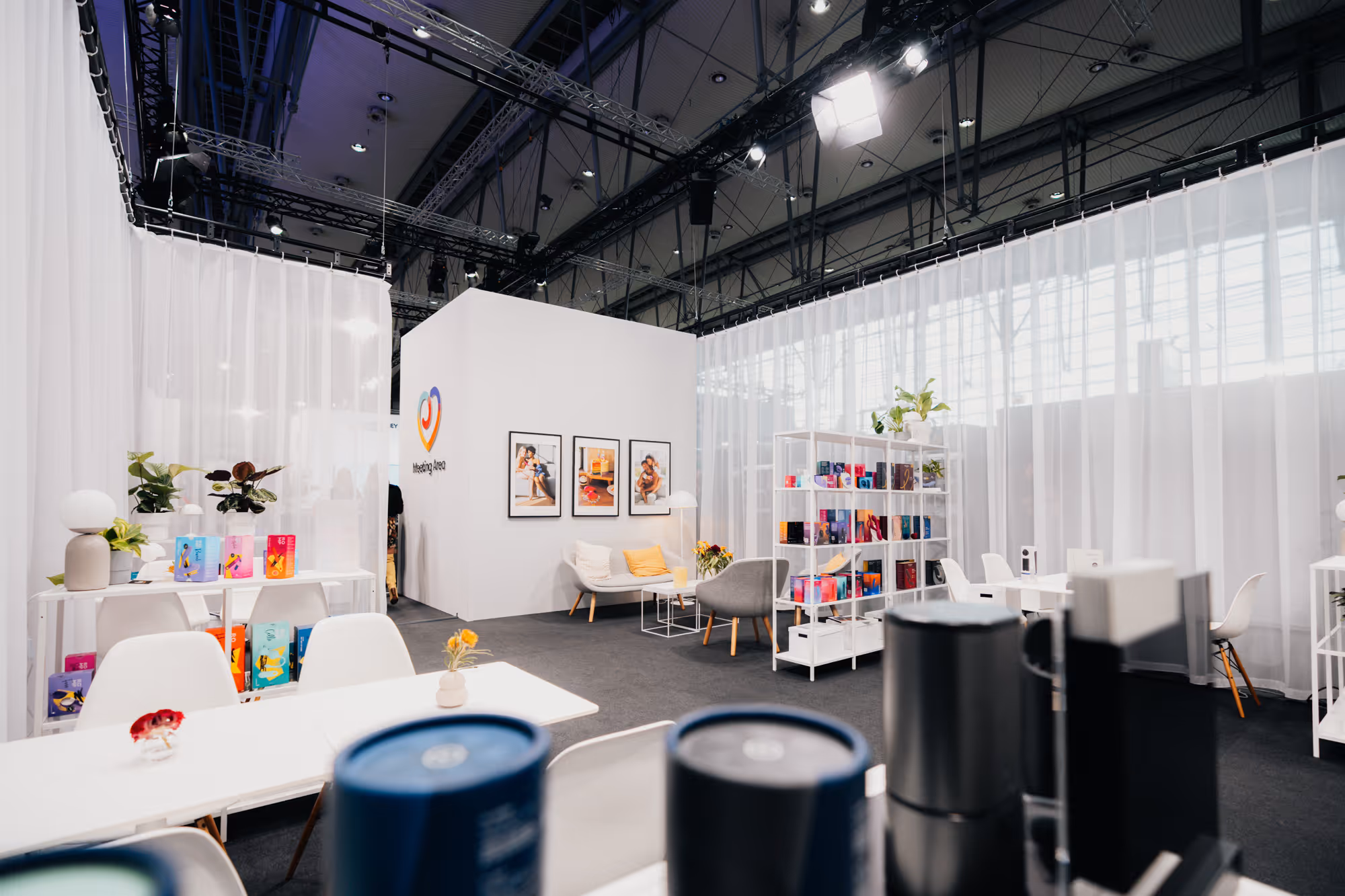 Ansichten des Lovehoney Group Messestandes auf der internationalen B2B-Messe erofame 2023 in Hannover.