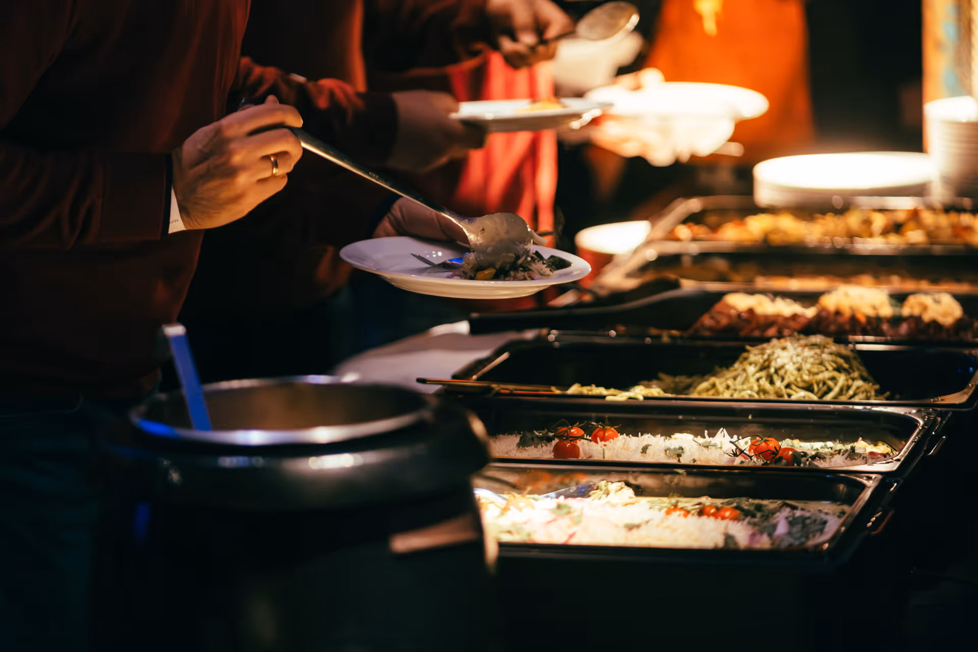 400 Gäste essen, tanzen und feiern auf der Winterfeier 2024 der Tech Unternehmen Strato, IONOS, we22 und Cronon im Spindler & Klatt Berlin.