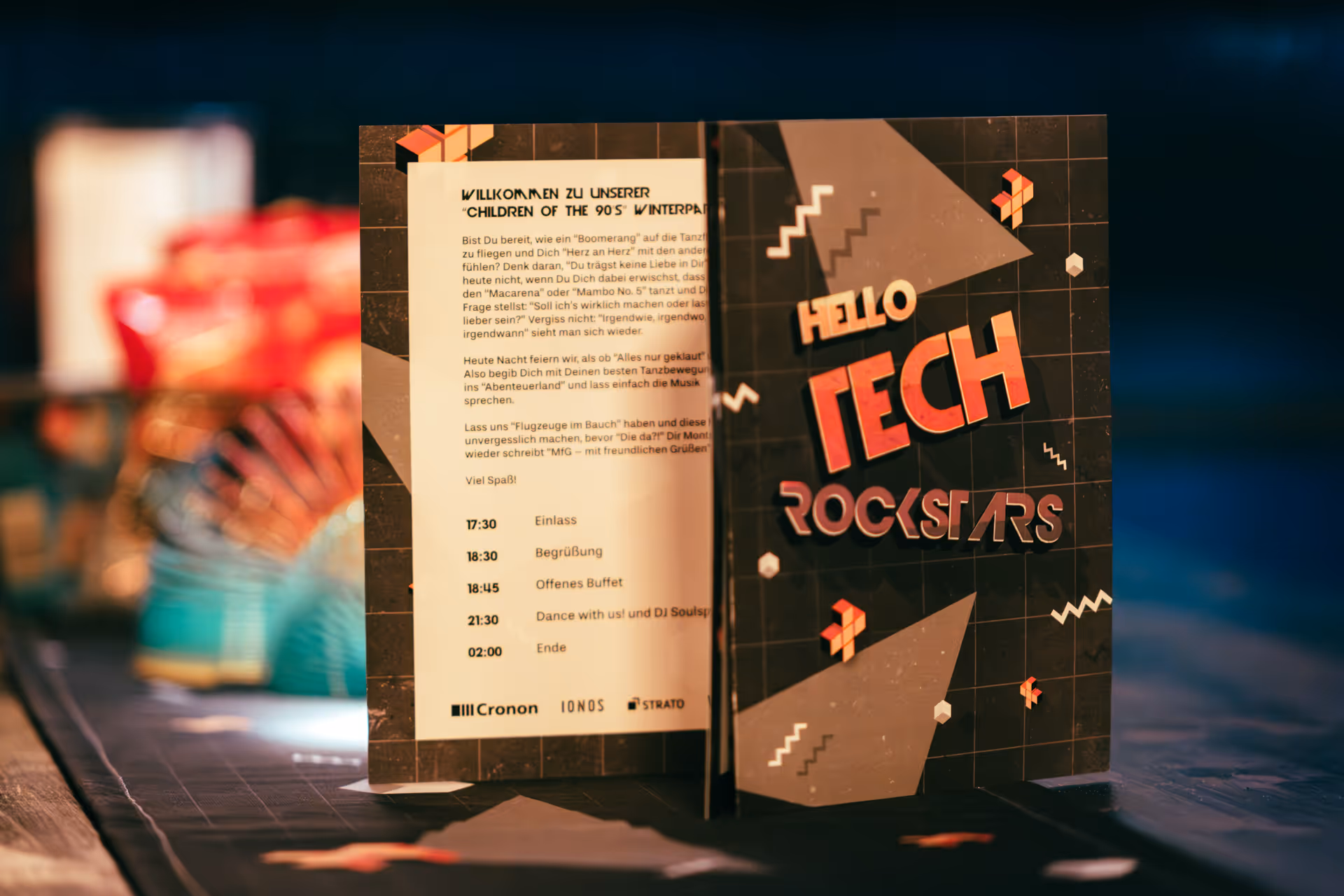 400 Gäste essen, tanzen und feiern auf der Winterfeier 2024 der Tech Unternehmen Strato, IONOS, we22 und Cronon im Spindler & Klatt Berlin.