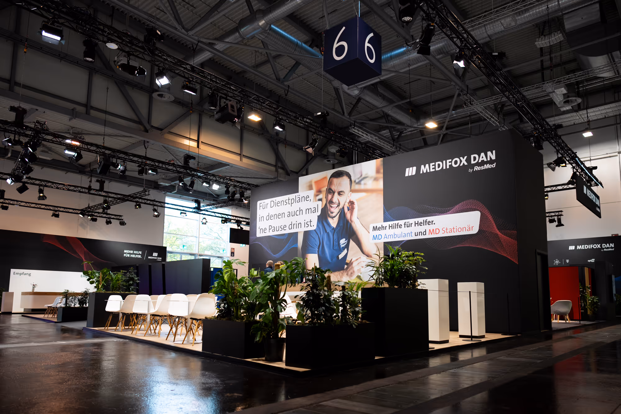 600 m² großer Messestand von Medifox Dan auf der Altenpflege Messe 2024 in Essen mit modernen Beratungsinseln für MD Ambulant und MD Stationär.