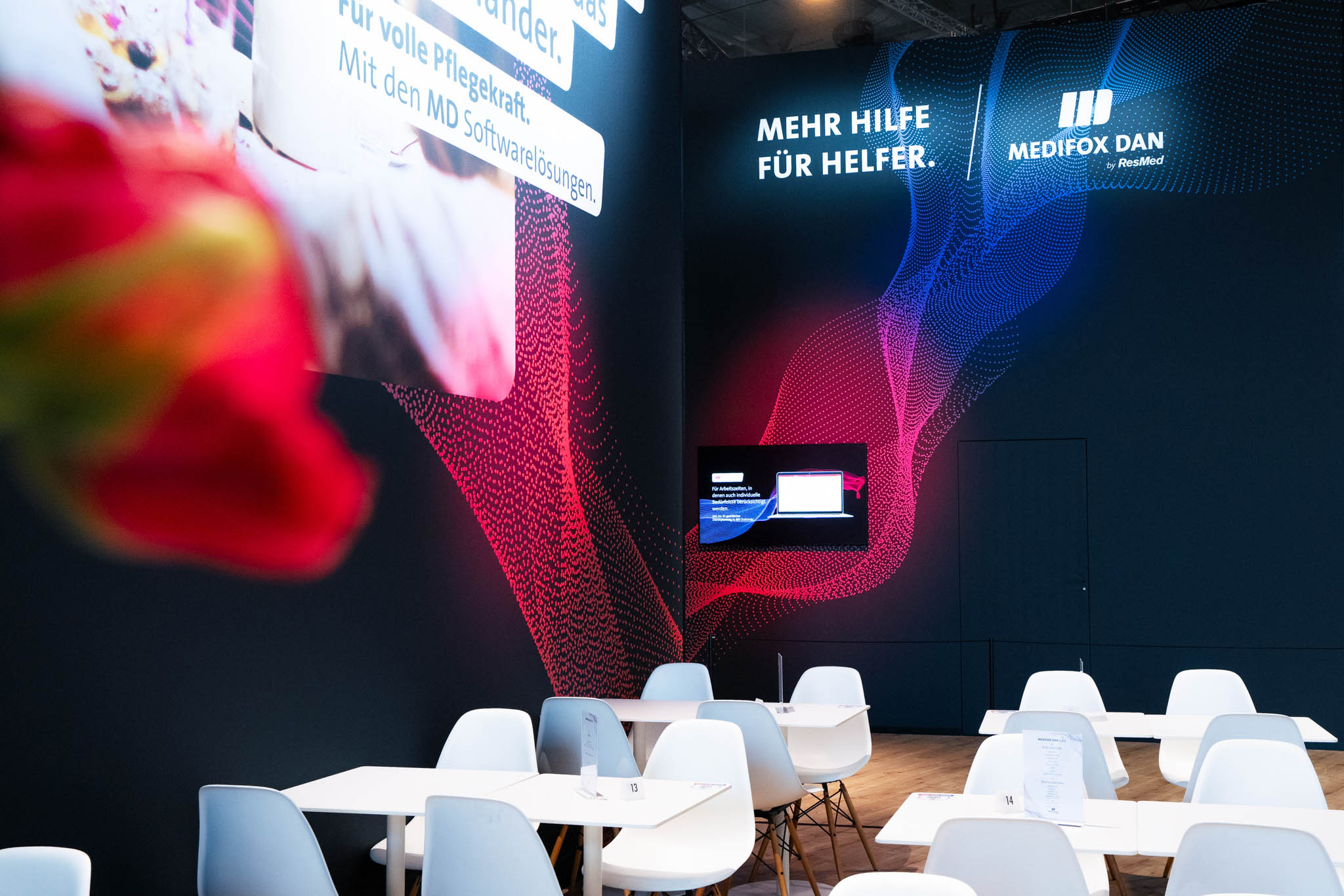 708 m² großer Messestand von MEDIFOX DAN auf der Altenpflege Messe 2026 in Essen mit Innovation Zone, Beratungsräumen, Café und modernem Messebau.