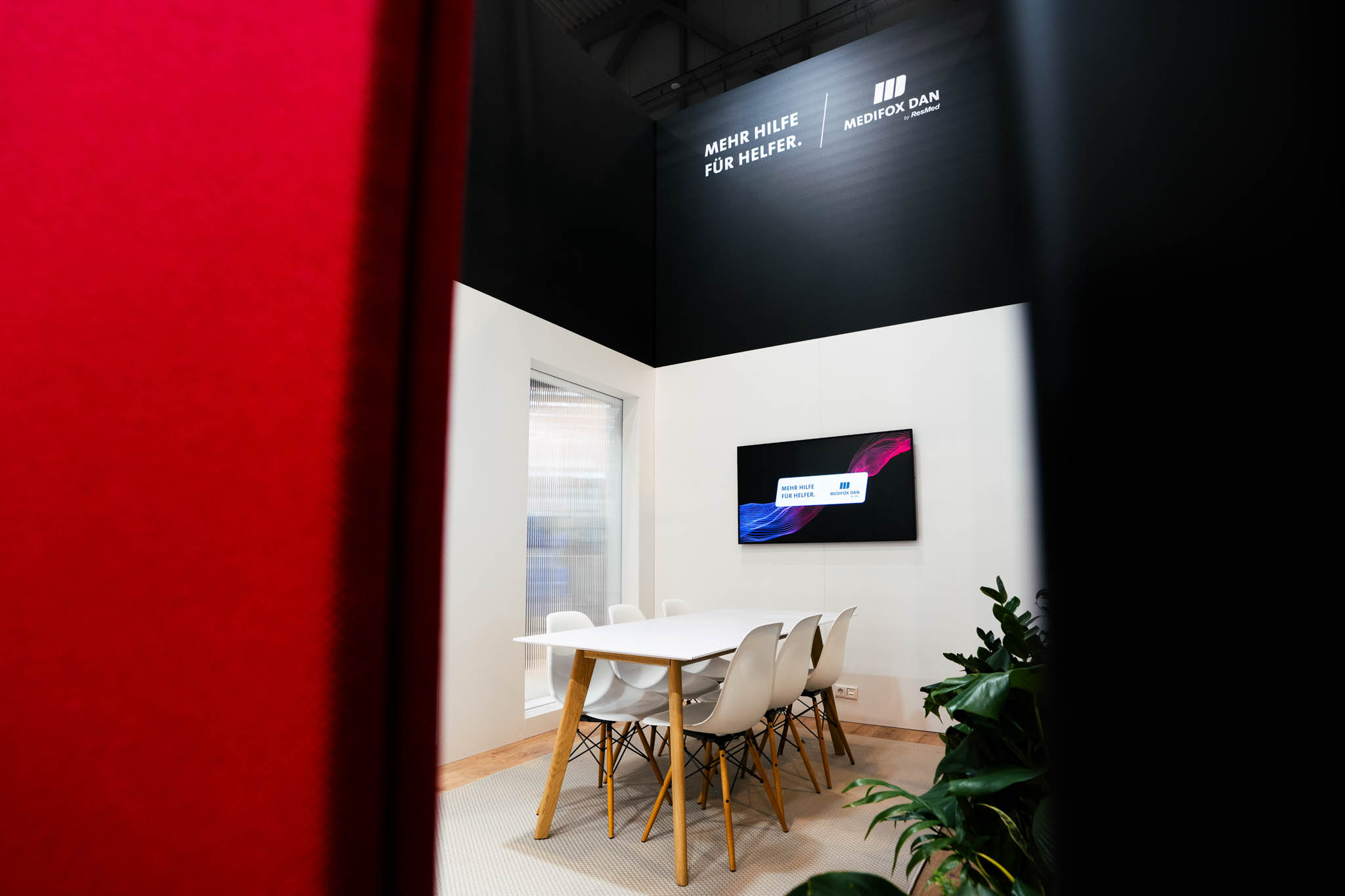 708 m² großer Messestand von MEDIFOX DAN auf der Altenpflege Messe 2026 in Essen mit Innovation Zone, Beratungsräumen, Café und modernem Messebau.