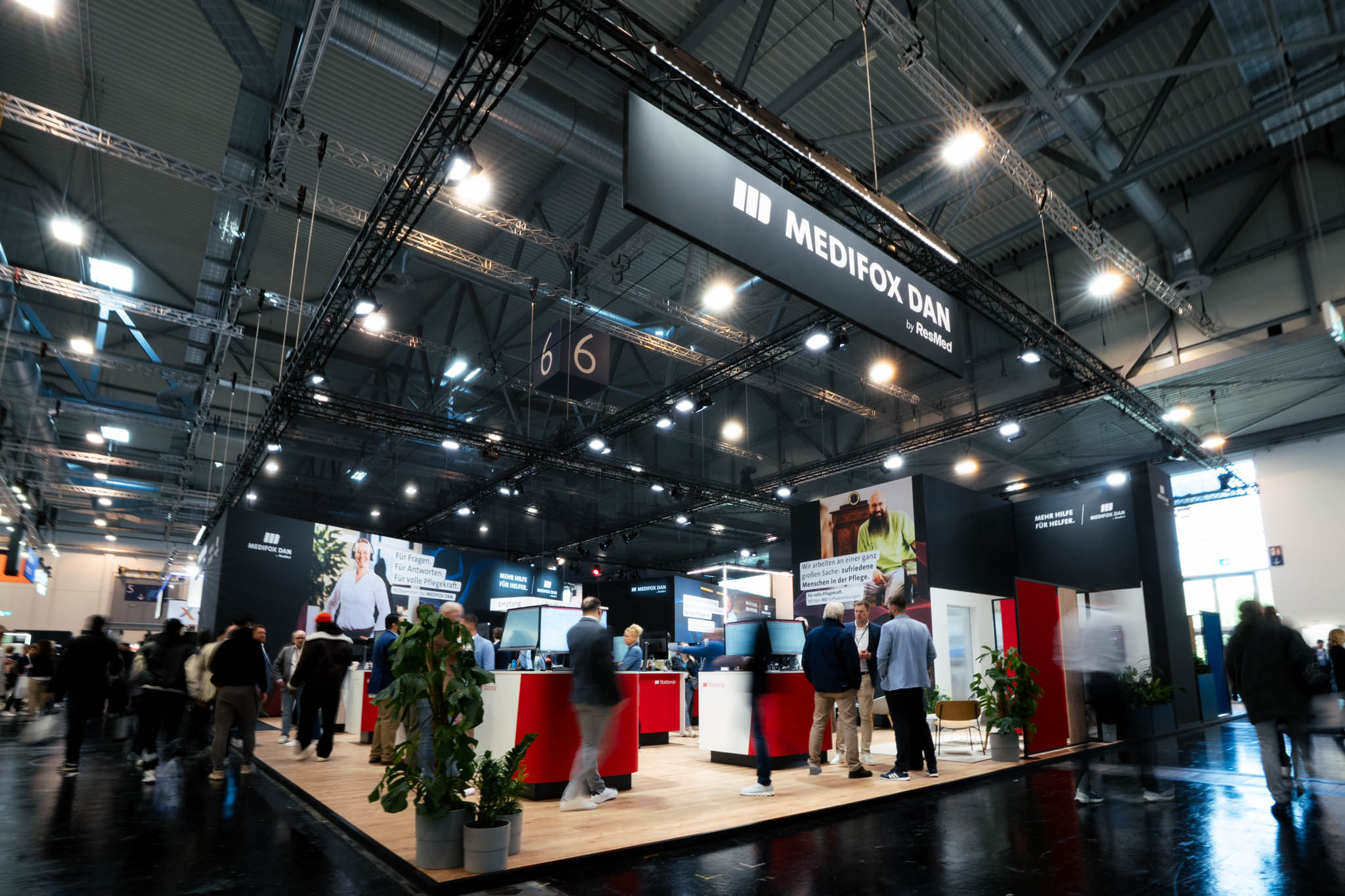708 m² großer Messestand von MEDIFOX DAN auf der Altenpflege Messe 2026 in Essen mit Innovation Zone, Beratungsräumen, Café und modernem Messebau.