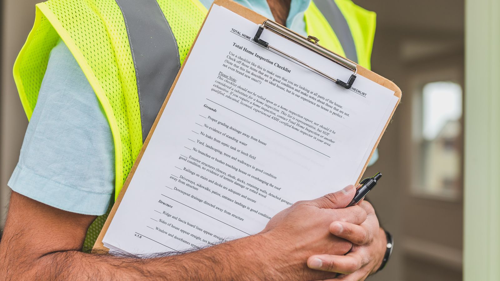 Diagnostiqueur immobilier vérifiant une liste de contrôle pour un DPE