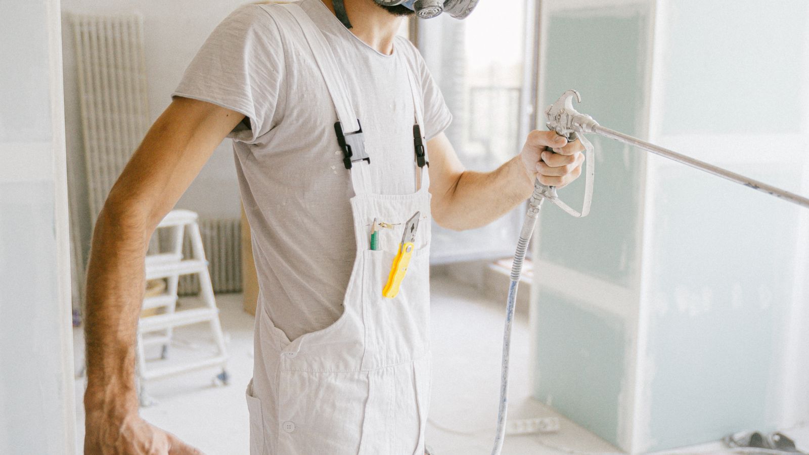 Professionnel équipé d’un masque de protection dans un bâtiment en rénovation