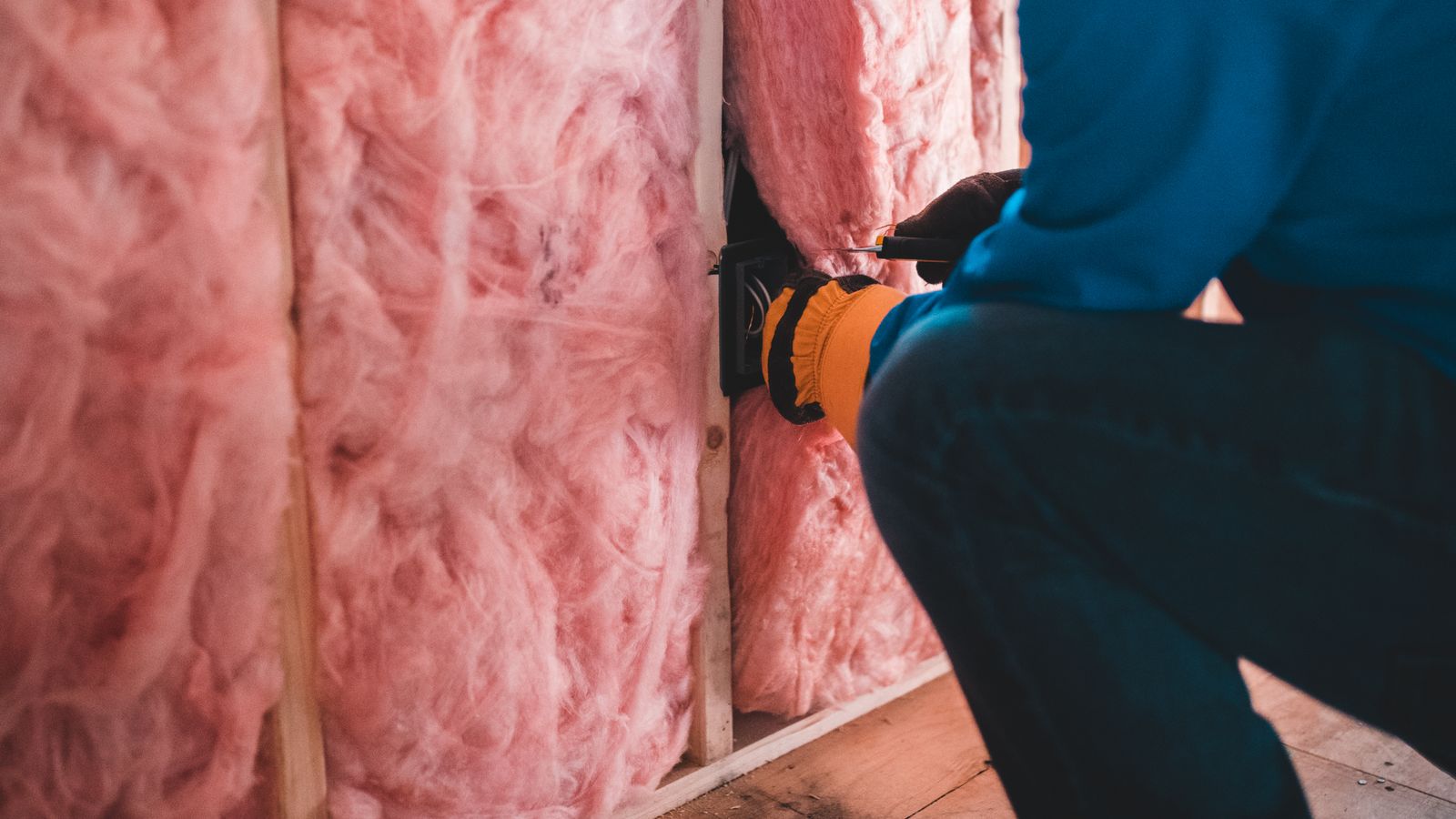 Pose d’un isolant thermique pendant des travaux de rénovation énergétique