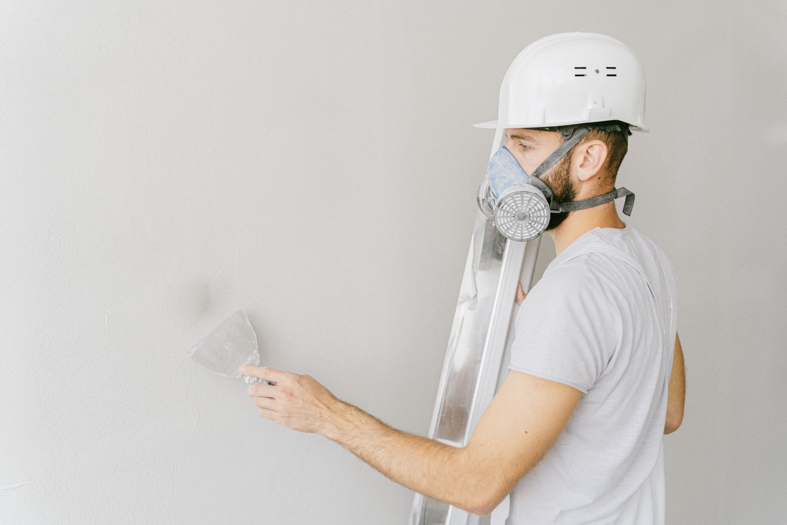 Professionnel inspectant un mur intérieur pendant une rénovation