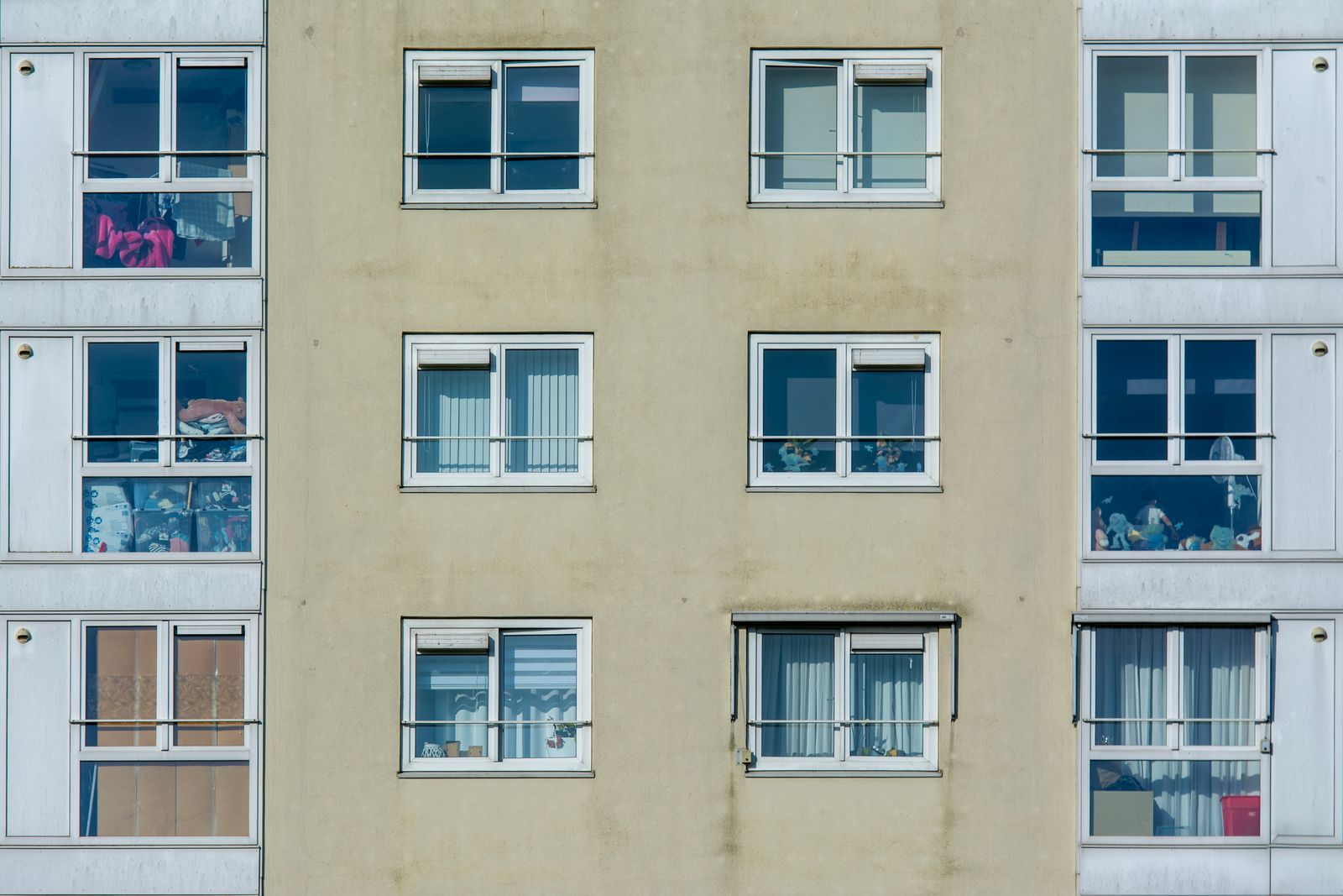 Façade d’un immeuble résidentiel contemporain observée pour un diagnostic global