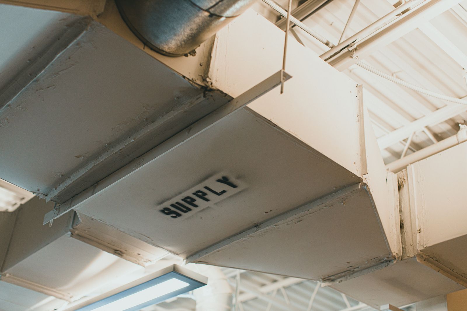 Réseau métallique de ventilation installé au plafond d’un bâtiment