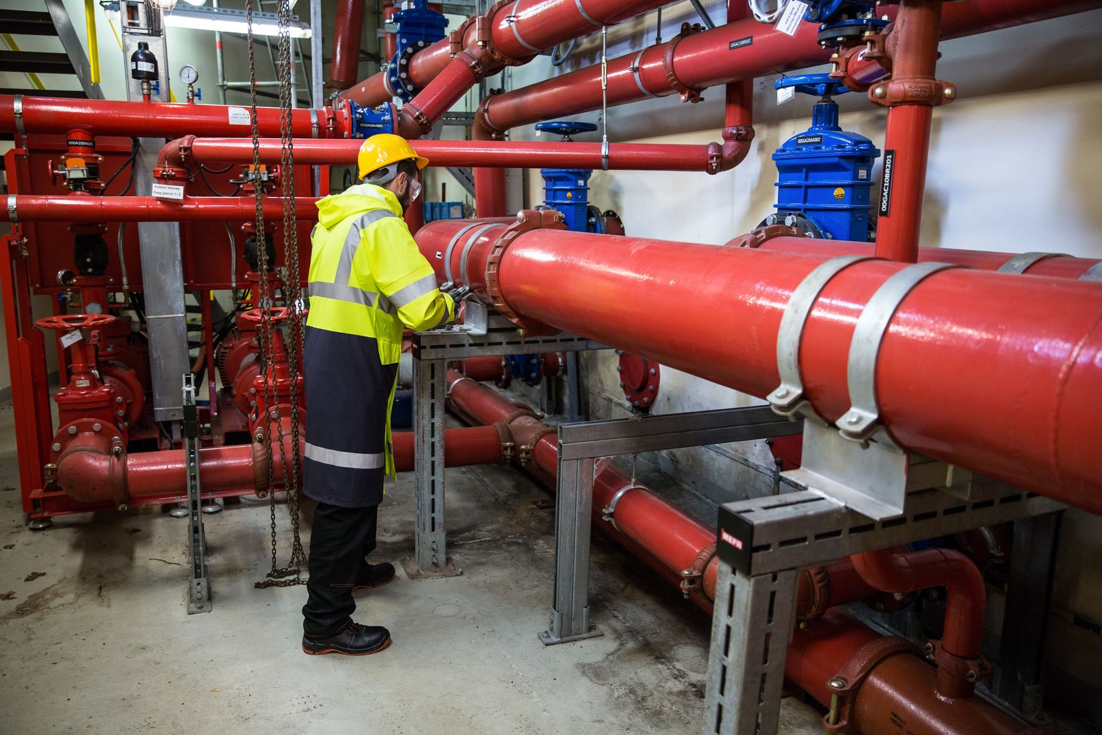 Professionnel inspectant un réseau de canalisations dans une installation technique