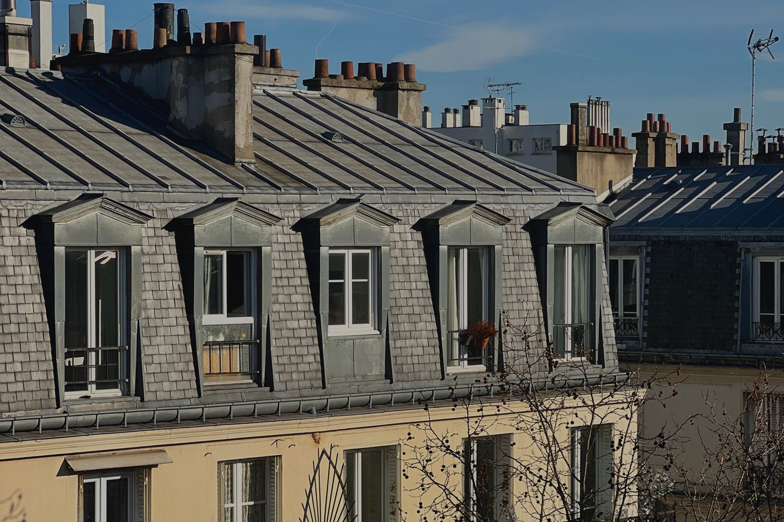 Immeubles résidentiels parisiens sous un ciel bleu