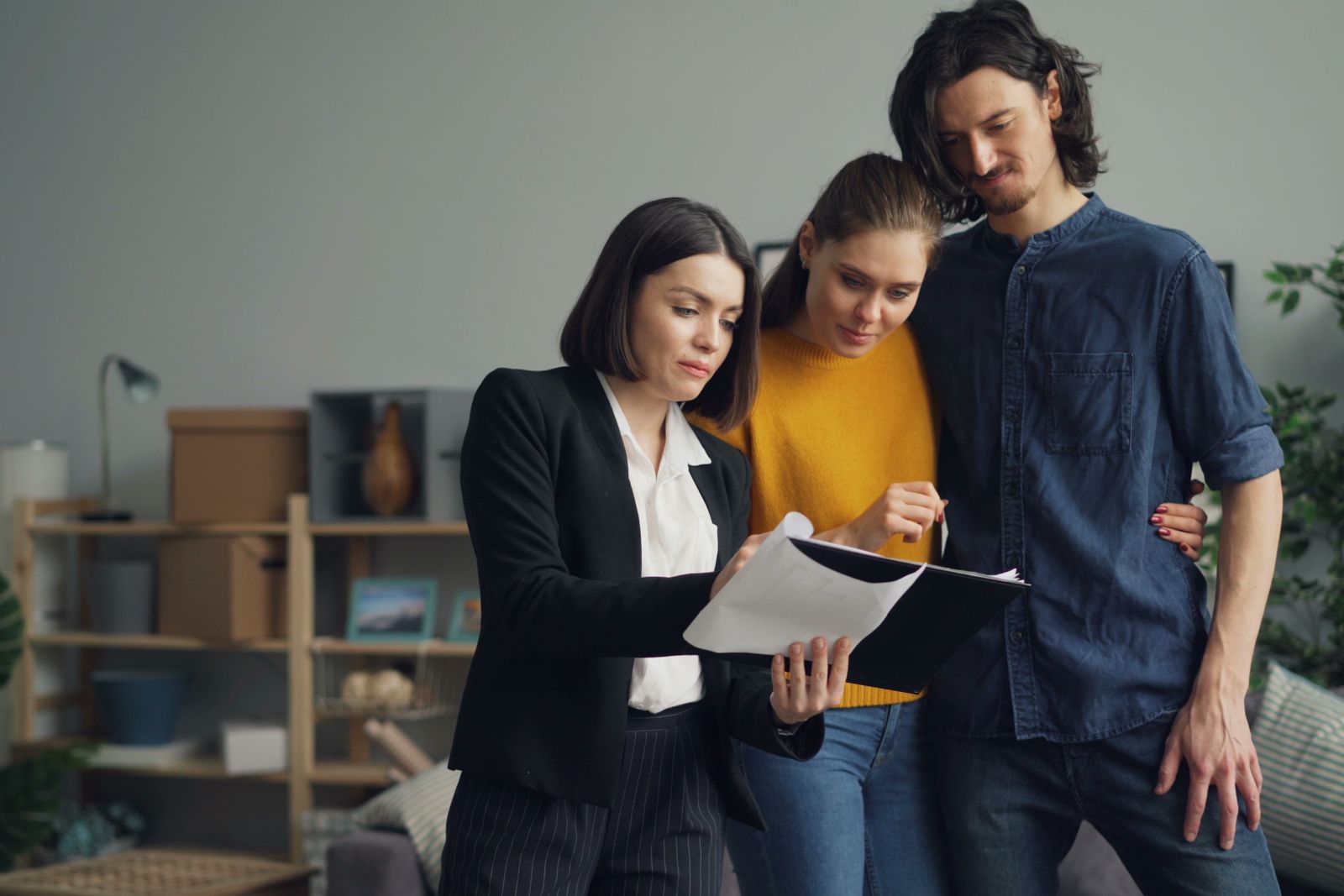 Propriétaires préparant les documents nécessaires à la vente de leur logement