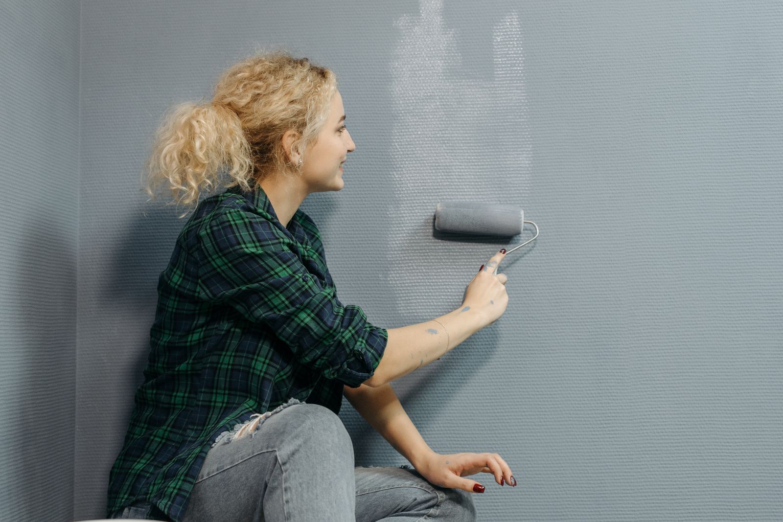 Propriétaire repeignant un mur ancien avant la vente d’un logement