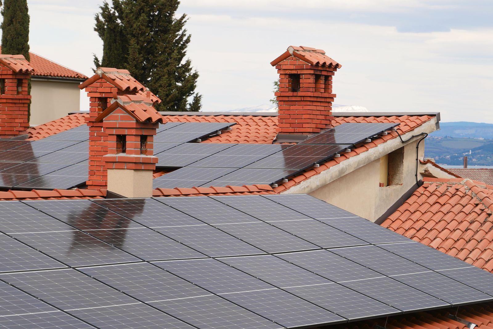 Panneaux solaires installés sur le toit d’une maison
