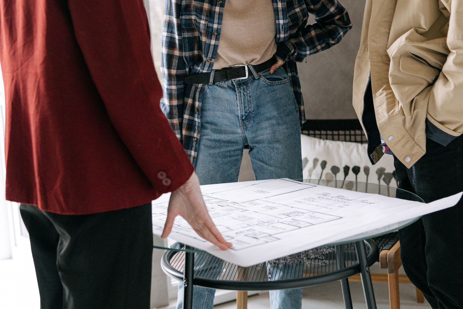 Couple examinant les plans d’une maison avec un professionnel