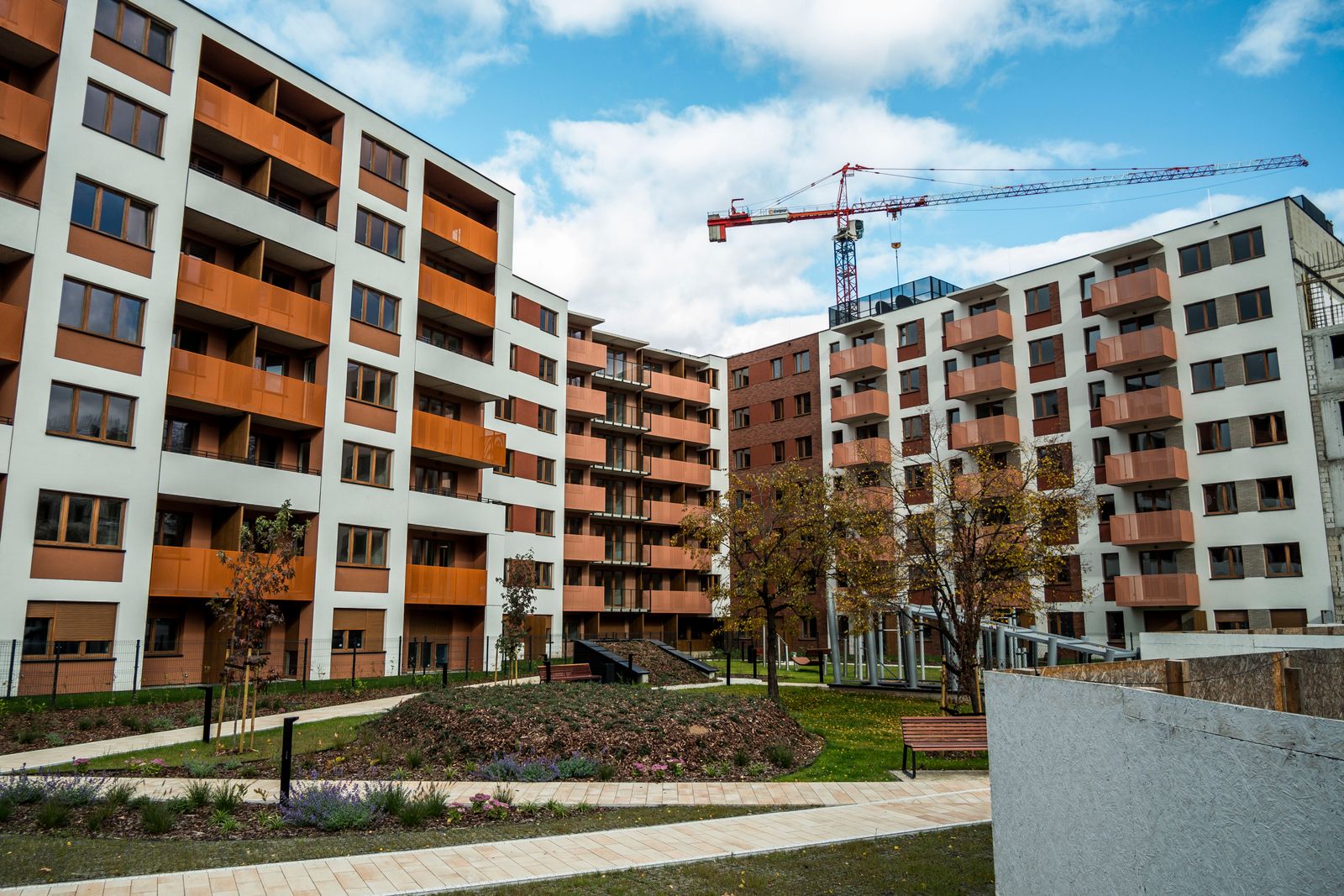 Immeubles résidentiels neufs avec une grue de chantier