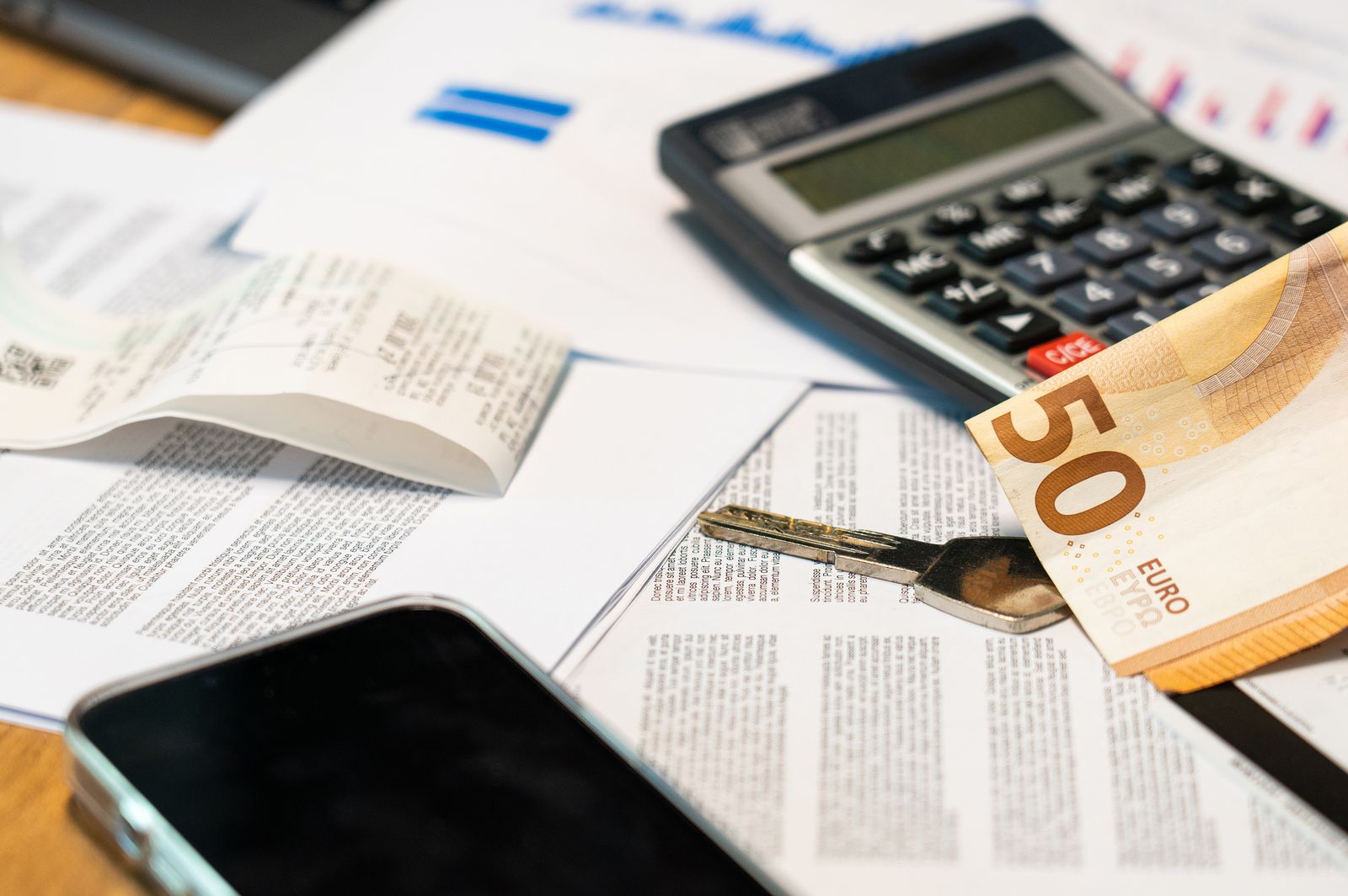 Propriétaire comparant un devis immobilier avec une calculatrice