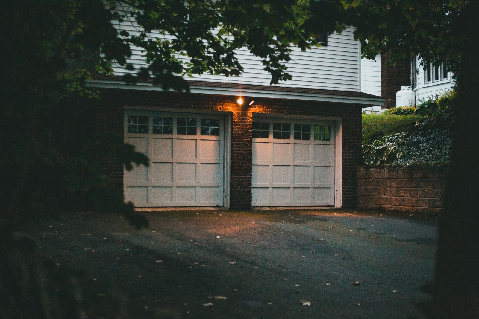 Propriétaire ouvrant le garage attenant à une maison avant une vente