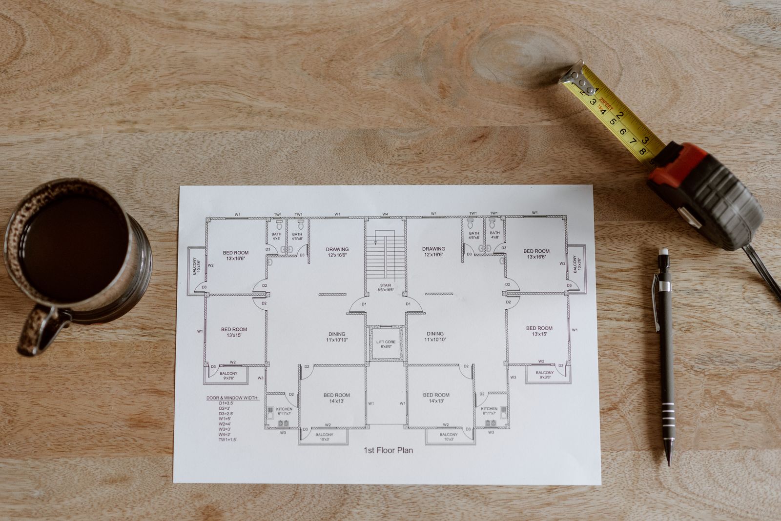 Plan d’appartement, mètre ruban et outils de mesure de surface