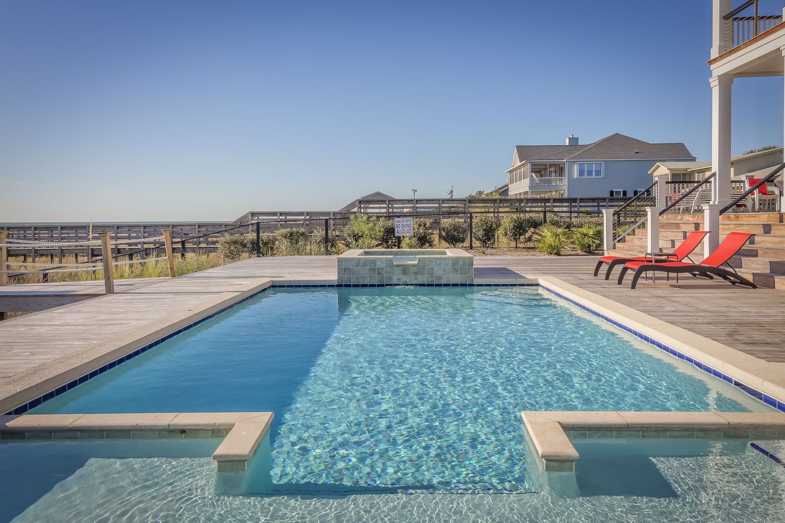 Maison familiale avec piscine extérieure entretenue et sécurisée