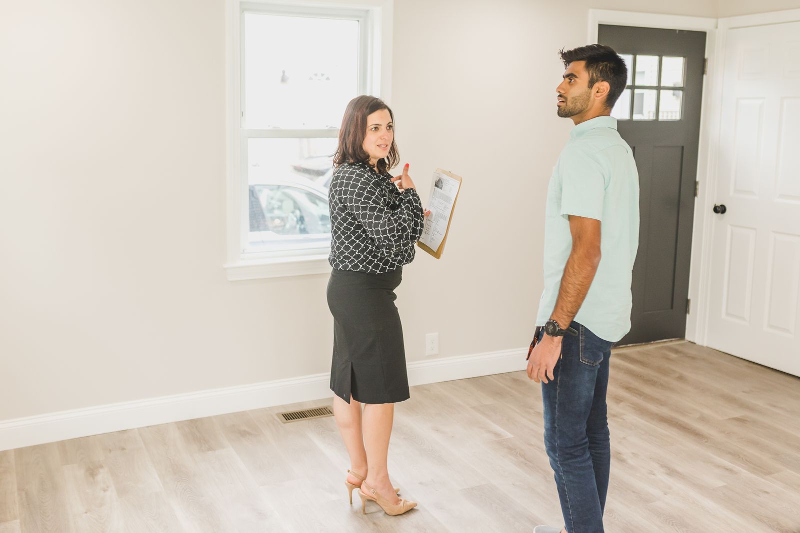 Propriétaires relisant un dossier de diagnostics immobiliers dans un logement