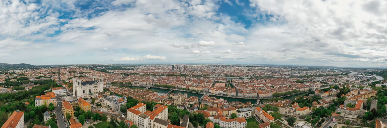 Vue panoramique de Lyon, de ses immeubles et de la Saône
