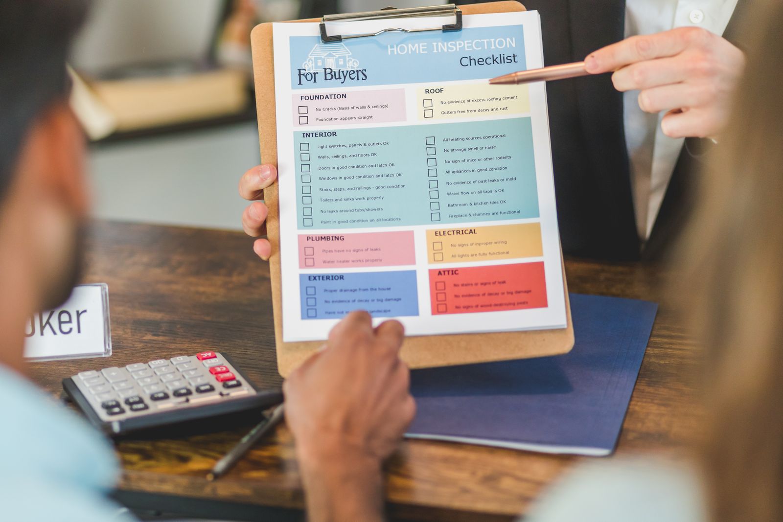Propriétaire recherchant ses rapports de diagnostics immobiliers parmi des documents