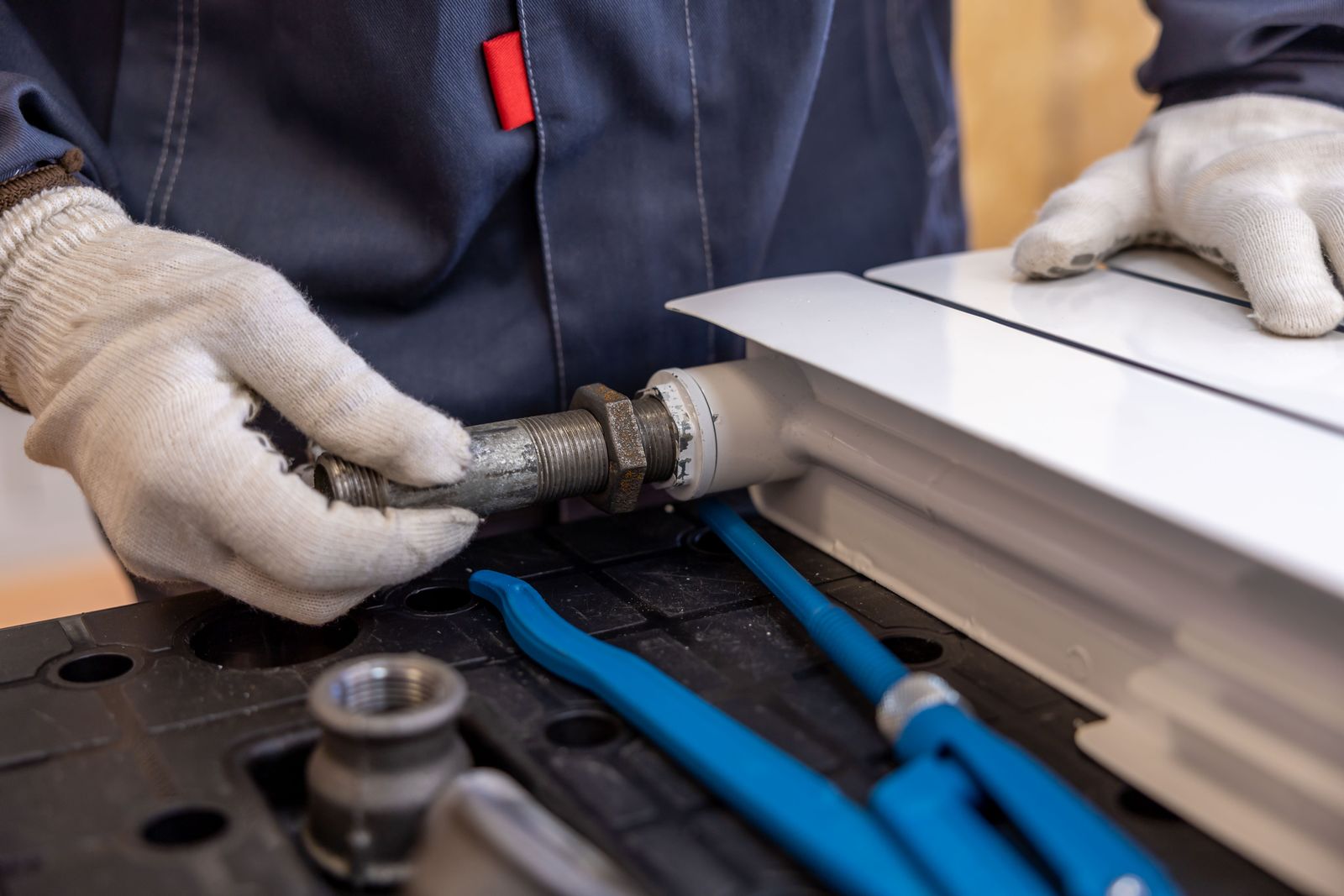 Technicien contrôlant une installation de chauffage et ses raccordements