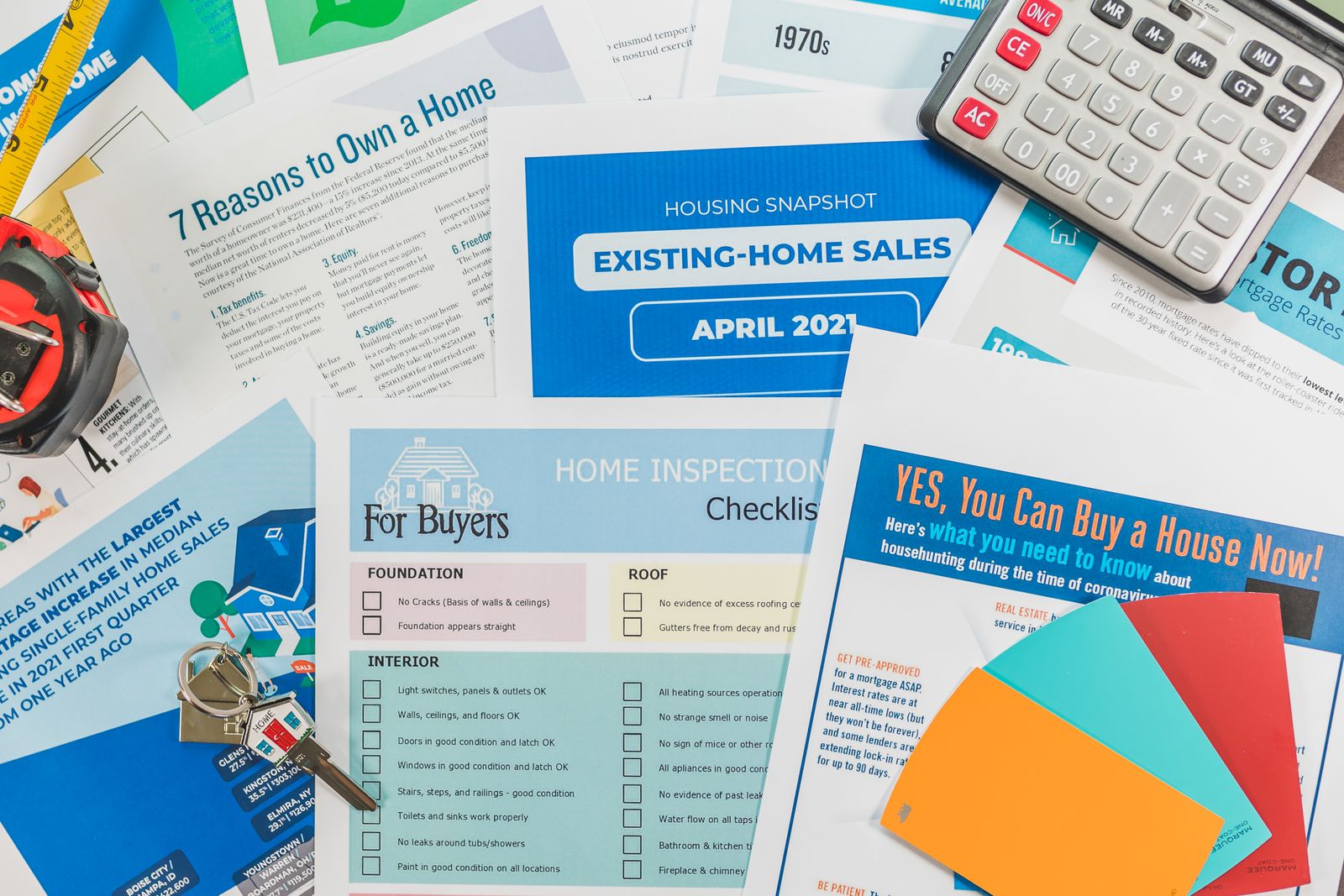 Factures de rénovation et calculatrice posées sur un dossier immobilier