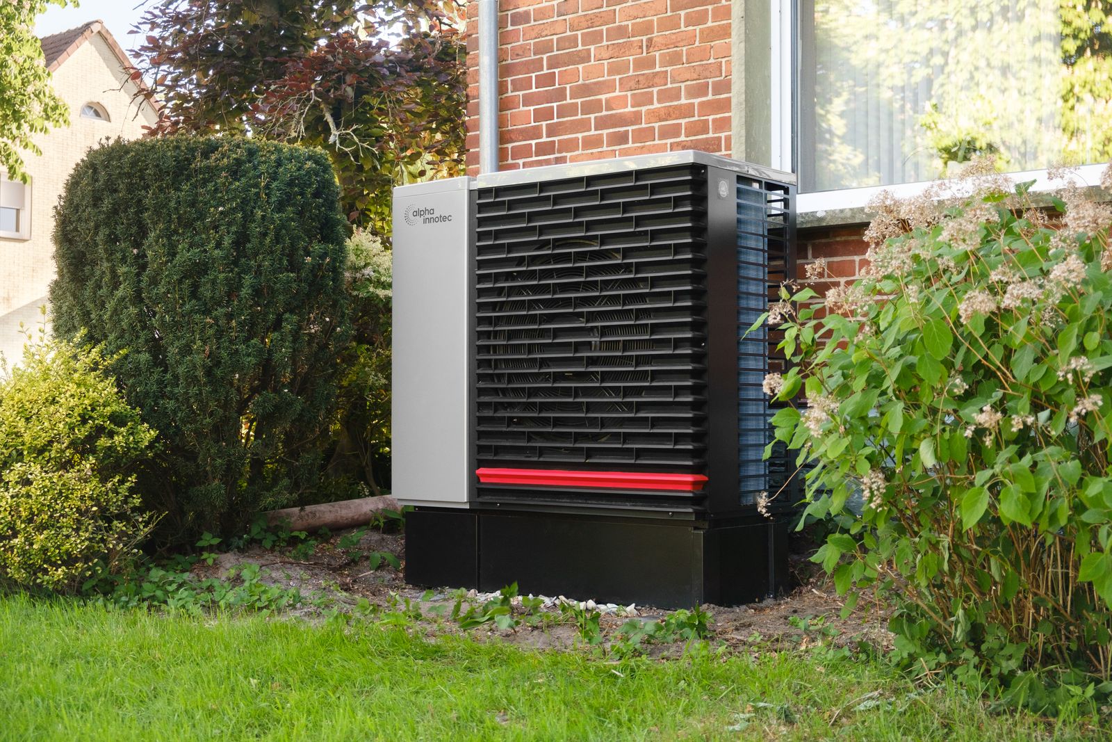 Pompe à chaleur installée dans le jardin d’une maison
