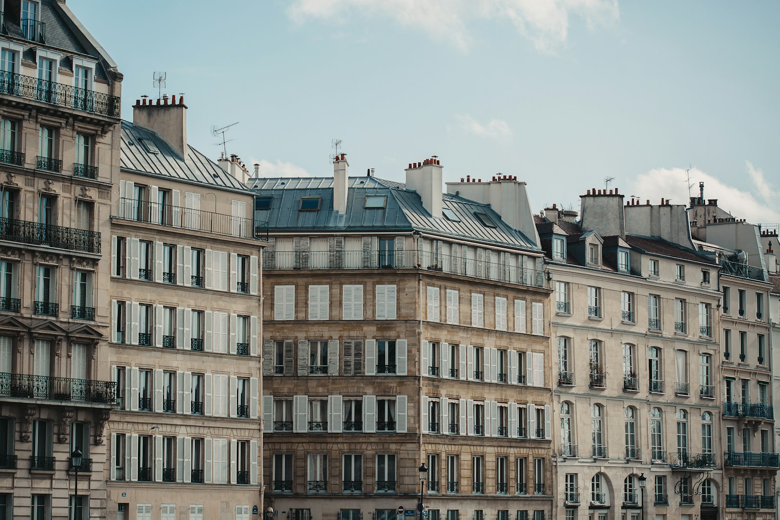 Immeubles résidentiels anciens à Paris illustrant le marché immobilier français en 2026