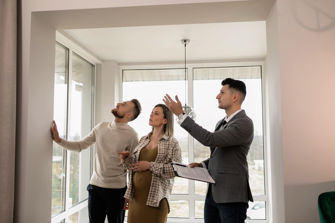 Propriétaires accompagnant un professionnel lors de la visite d’un logement
