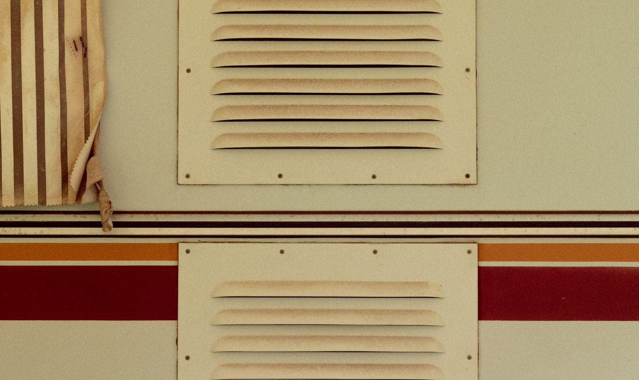 Bouches de ventilation installées dans le mur d’un logement