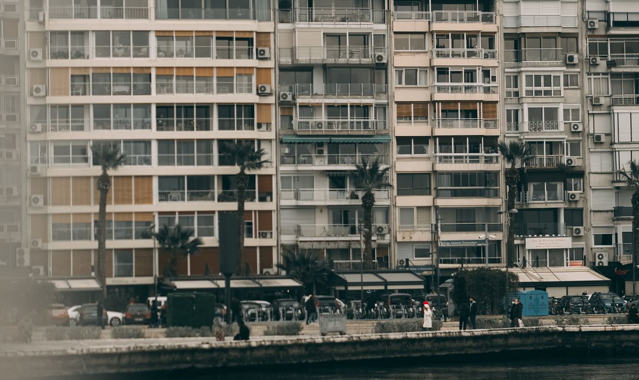 Immeubles résidentiels situés en bord de mer illustrant le marché du littoral